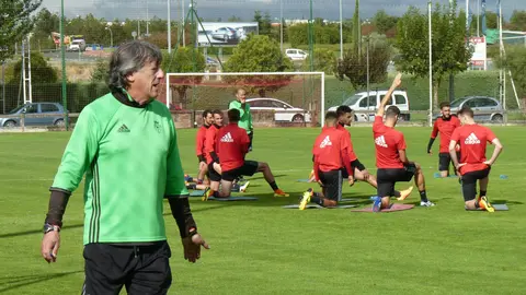 Martín Monreal dirigiendo la sesión matinal en Tajonar.