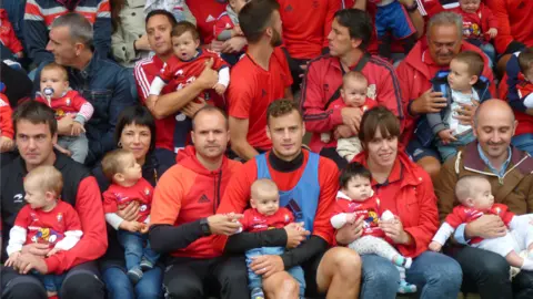 Oriol Riera con los osasunbebés en Tajonar.