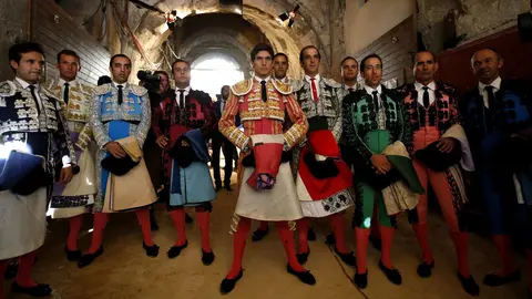Castella y sus asistentes antes de la corrida de Nimes. EFE/Guillaume Horcajuelo