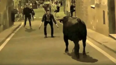 Momento previo a la cogida de un mozo en Fitero durante el encierro nocturno de la ganadería Bretos Fernández.