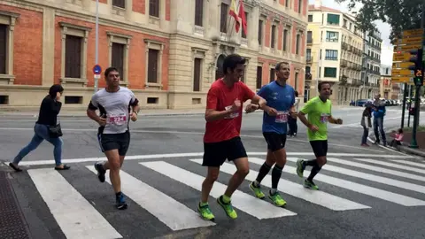 Participantes de la carrera solidaria contra el alzhéimer celebrada en Pamplona. S. REDIN (1)