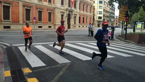 Participantes de la carrera solidaria contra el alzhéimer celebrada en Pamplona. S. REDIN (6)