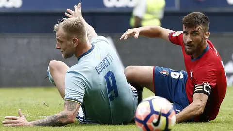 El jugador de Osasuna Oier, y Guidetti del Celta de Vigo, durante el partido de la cuarta jornada de la Liga Santander de Primera División. EFE/Jesús Diges
