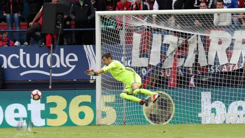 Intervención de Mario Fernández para atajar un disparo a portería del Celta
