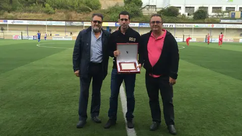 Mikel Ziganda recibió un homenaje del izarra en los prolegómenso del partido ante el Somozas. Foto twitter CD Izarra.