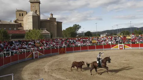 El rejoneador Roberto Armendariz, durante el festejo taurino que se ha celebrado en la localidad navarra de Olite y donde ha compartido feria con Jesulin de Ubrique. EFE/Jesús Diges