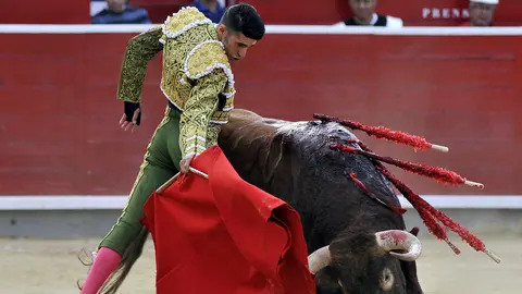 Talavante da un pase en una corrida reciente. EFE