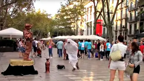 El youtuber Viktor Crazy arrojando la mochila en plena Rambla de Barcelona.