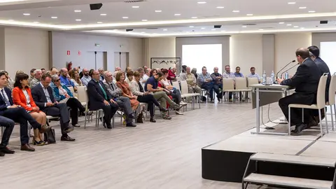 José Díaz Herrera participa en una charla del Comite Local de UPN en Pamplona titulada Persecución política y sufrimiento en Navarra (10). IÑIGO ALZUGARAY