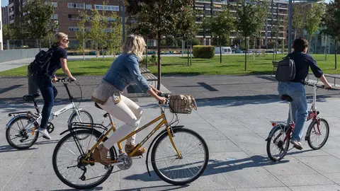 Representantes municipales y trabajadores del Ayuntamiento utilizan distintos modos de transporte sostenible para desplazarse por la ciudad en la Semana de la Movilidad. ÍÑIGO ALZUGARAY