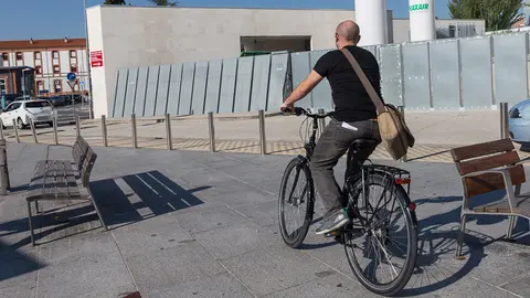 Representantes municipales y trabajadores del Ayuntamiento utilizan distintos modos de transporte sostenible para desplazarse por la ciudad en la Semana de la Movilidad. ÍÑIGO ALZUGARAY