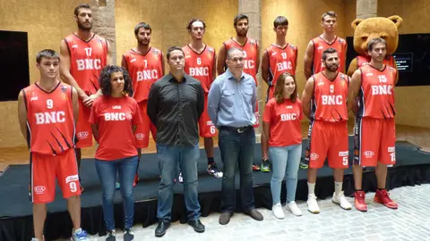 Plantilla y entrenadores del Basket Navarra 2016-17.