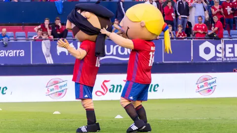 Cuando Rojillo encontró a Rojilla, la nueva animadora de Osasuna en El Sadar (19). IÑIGO ALZUGARAY