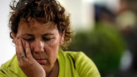 NA01 KATMANDÚ (NEPAL) 22/09/2016.- Una de las supervivientes del accidente de montaña en el Himalaya permanece en el exterior de un hospital de Katmandú, Nepal hoy, 22 de septiembre de 2016, El español fallecido en un accidente de montaña en el Himalaya nepalí es el pamplonés Adolfo Ripa Arizala, integrante de un grupo de quince senderistas navarros que era guiado por cuatro sherpas, dos de los cuales también han muerto en el siniestro, ha informado el Gobierno de Navarra. Además, según la información disponible hasta las 14:00 horas, otros diez excursionistas navarros han sufrido heridas de diversa consideración y han sido trasladados en helicóptero al hospital de Katmandú. EFE/Narendra Shrestha