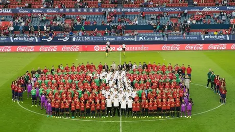 Foto de familia de las categorías inferiores de Osasuna en El Sadar.
