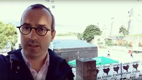 Fermín Alonso, concejal de UPN en Pamplona, denuncia la colocación de carteles proetarras desde el escenario municipal de San Fermín Chiquito.