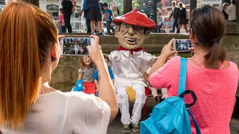 Salida de los Gigantes del Casco Viejo de Pamplona durante las fiestas de San Fermín de Aldapa (16). IÑIGO ALZUGARAY