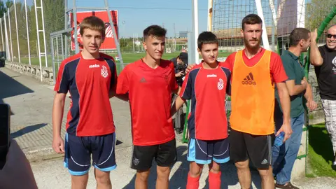 Aitor Buñuel y Oier Sanjurjo posan con dos aficionados en Tajonar.