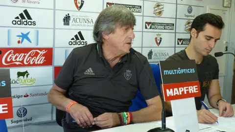 Martín Monreal en la sala de prensa de Tajonar.