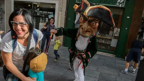 La Comparsa de Gigantes y Cabezudos sale a la calle por San Fermín de Aldapa. PABLO LASAOSA03