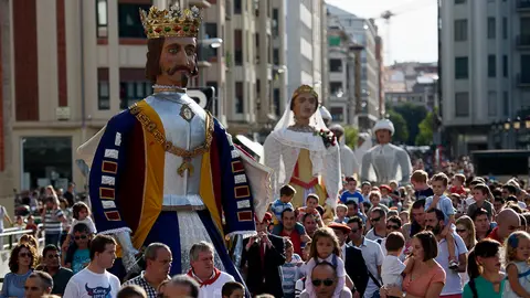 La Comparsa de Gigantes y Cabezudos sale a la calle por San Fermín de Aldapa. PABLO LASAOSA23