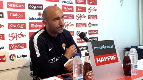 Abelardo en rueda de prensa. Twitter Sporting.