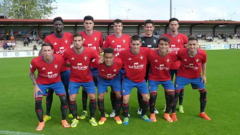 Equipo titular de Osasuna B en las instalaciones de Tajonar .