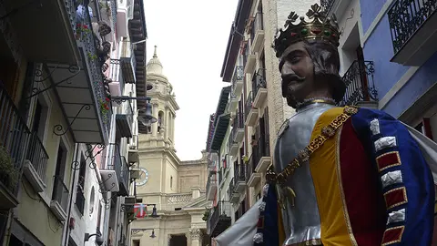 La comparsa de Gigantes sale por las calles de Pamplona en San Fermín Chiquito. MIGUEL OSÉS (10)