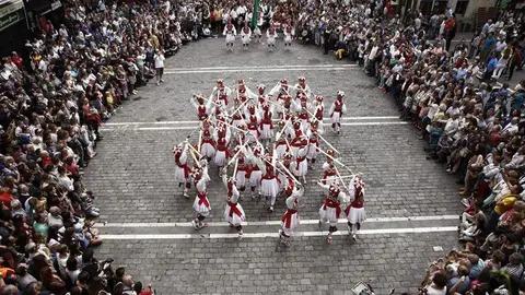 Dantzaris del grupo de Danzas Municipal interpretan en la Plaza Consistorial el tradicional baile de espadas o ezpata dantza, último acto del programa oficial de las fiestas de San Fermin de Aldapa. EFE/Jesús Diges