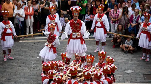 La Danza de las Espadas posterior a la procesión de San Fermín de Aldapa PABLO LASAOSA (9)