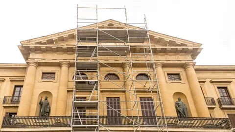 Comienzan los trabajos para la retirada de la Cruz Laureada de San Fernando, concedida por el dictador Francisco Franco en 1937, de la fachada del Palacio de Navarra. IÑIGO  (4)