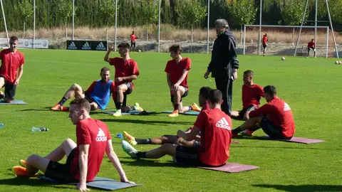 Martín con sus jugadores en Tajonar.