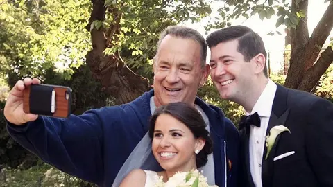 Tom Hanks se encuentra con una pareja de novios.