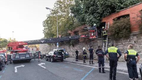 Rescate de un hombre que ha caído en la calle Julián Gayarre de Pamplona. DANIEL FERNÁNDEZ (2)