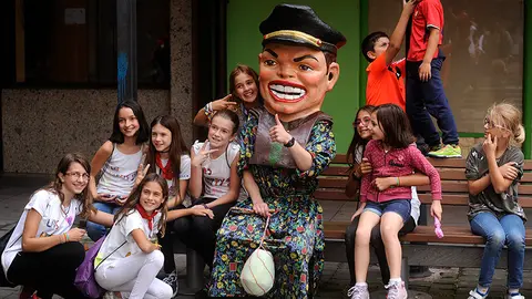 La comparsa de Gigantes y Cabezudos de Villava abren las fiestas con una salida muy esperada. MIGUEL OSÉS (22)