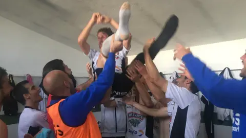 Los jugadores del Tudelano mantean a Meseguer, que jugó tras cinco meses lesionado. Twitter.