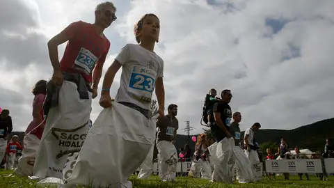 Intento en Ultzama de Record Guiness de mayor número de personas en una carrera de sacos. PABLO LASAOSA (24)