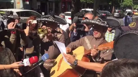 Un grupo de mariachis contratado por Forocoches ameniza en Ferraz la primera reunión de la comisión gestora que asume la dirección del PSOE