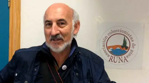 Fructuoso Izal, uno de los fundadores de la asociación de coleccionistas de pins de Navarra, RUNA. S. REDÍN