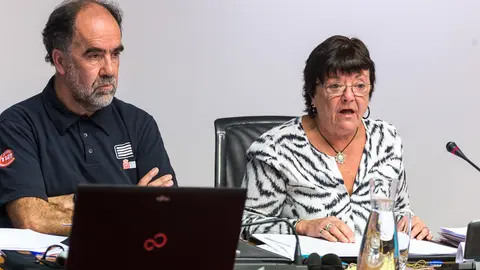 La consejera Interior del Gobierno de Navarra, María José Beaumont, acompañada del Jefe del Bomberos de Navarra, Javier Bayona, comparece en comisión. ÍÑIGO ALZUGARAY.