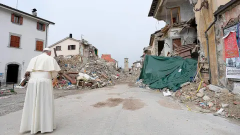 El Papa Francisco reza ante las ruinas de la localidad italiana de Amatrice, desolada por el terremoto. EFE.