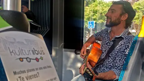 El cantante pamplonés Pablo Líquido durante su actuación en el KulturBus.