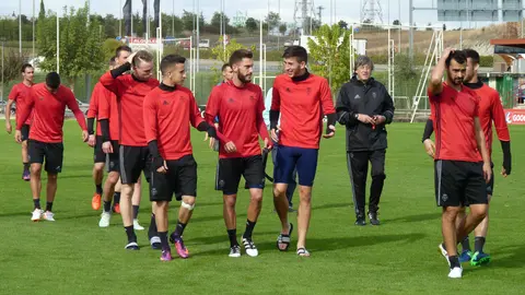 Martín con sus jugadores en Tajonar.
