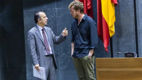 Carlos García Adanero (UPN)  y Maiorga Ramírez (EH Bildu) dialogan antes del pleno del Parlamento de Navarra (1). IÑIGO ALZUGARAY