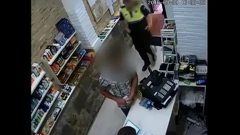 Una imagen del vídeo en el que los jóvenes roban en un local del Casco Antiguo de Pamplona. 