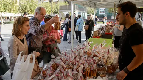 Uno de los puestos del mercado celebrado en Pamplona durante la Semana del Producto Ecológico. PABLO LASAOSA.