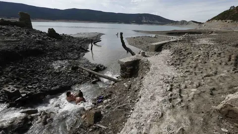 La ausencia de lluvias en los últimos meses en la Comunidad Foral comienza a cuartear la tierra del pantano de Yesa, donde las aguas descienden de forma brusca hasta dejar totalmenta al descubierto unas antiguas termas y el embalse no llega al 24% de su capacidad total. EFE/Jesús Diges