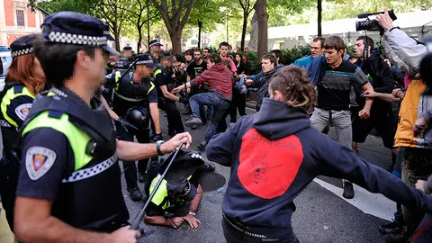 Desalojo de un edificio okupado en el Paseo Sarasate en el que varios okupas y agentes municipales han resultado heridos. MIGUEL OSÉS  (3)