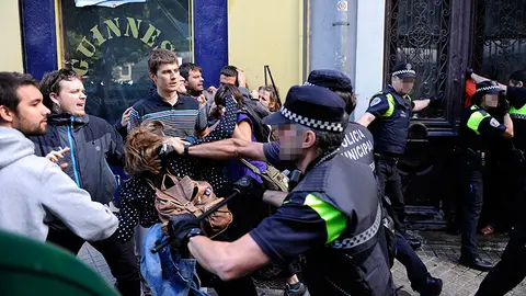 Desalojo de un edificio okupado en el Paseo Sarasate en el que varios okupas y agentes municipales han resultado heridos. MIGUEL OSÉS  (11)