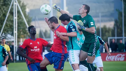Osasuna Promesas juega un intenso partido contra el Racing de Santander. MIGUEL OSÉS (15)